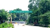 Hà Nội: Người dân tháo dỡ chốt chặn để xe chở rác vào bãi rác Nam Sơn