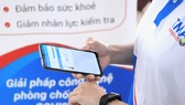 Thiết bị đeo tay cảm biến nhiệt kết nối với di động, chạy thử ứng dụng giám sát người cách ly tại nhà
