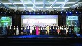 Emin Turan, Tổng Giám đốc Sanofi Đông Dương, nhận chứng nhận Tốp 100 nơi làm việc tốt nhất Việt Nam năm 2020 (thứ 2 từ trái sang)