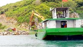 Sà lan chở đất đá từ nơi khác đến lấp biển tại đảo Hòn Rùa