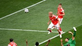 Yury Gazinsky đánh đầu ghi bàn thắng đầu tiên của World Cup 2018
