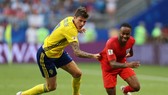 Raheem Sterling (phải, Anh) thoát qua hậu vệ cao to của Thụy Điển.