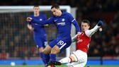 Tiền vệ Xhaka (Arsenal) phạm lỗi với Eden Hazard (Chelsea)