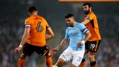 Sergio Aguero (Man City) đi bóng qua hàng thủ Wolverhampton.
