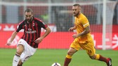 Gonzalo Higuain (AC Milan) và Daniele De Rossi (Roma)
