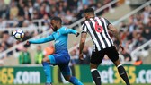 Alexandre Lacazette (trái, Arsenal) vượt qua Jamaal Lascelles (Newcastle United)