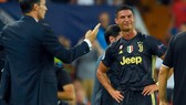 Ronaldo khóc vì uất ức chiếc thẻ đỏ của trọng tài Byrch