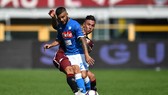 Lorenzo Insigne (trái, Napoli) chơi tốt vị trí tiền đạo