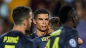 Ronaldo đã bật khỏc khi rời sân