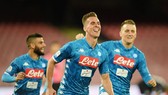 Arkadiusz Milik (giữa, Naopi) ăn mừng thắng lợi