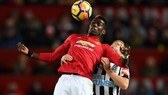 Paul Pogba (trái, Man.United) kiểm soát bóng trước hậu vệ Newcastle.