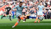 Eden Hazard ung dung ghi bàn từ 12 thước