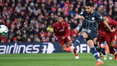 Riyad Mahrez tung cú sút 11m, vọt xà