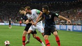 Harry Kane (giữa) bị hai cầu thủ Croatia kèm chặt
