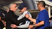 Trợ ý và HLV Maurizio Sarri đã đến xin lỗi Mourinho