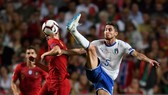 Jorginho (phải, Italia tranh bóng trước hậu vệ Bồ Đào Nha.