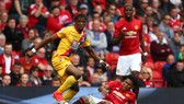 Wilfried Zaha (trái, Crystal Palace) có thể gây so961c cho Man United.