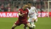 Franck Ribery (trái, Bayern) đi bóng trước Andre Almeida (Benfica)