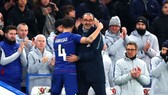 Cecs Fabregas ôm HLV Maurizio Sarri trong trạ6n thắng Nottingham Forest