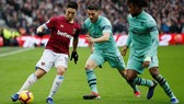 Samir Ramsey đi bóing trước hậu vệ Arsenal.