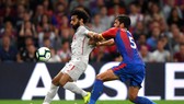 Hậu vệ Crystal Palace phải phạm lỗi với Mo Salah mới ngăn anh ghi bàn