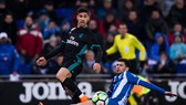 Asensio (trái, Real Madrid) ghi bàn vào lưới Espanyol.