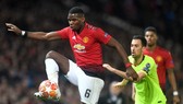Paul Pogba thường xuyên bỏ rơi Sergio Busquets (Barcelona)