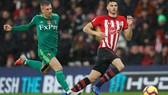 Deulofeu (trái, Watford) tranh bóng với hậu vệ Southampton.