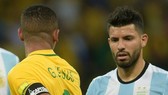 Gabriel Jesus (trái, Brazil) và Sergio Aguero (Argentina)