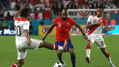 Arturo Vidal đi bóng trước hàng thủ Peru.