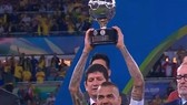 Vượt xa Messi và Ronaldo, Dani Alves ghi kỷ lục thắng 40 danh hiệu