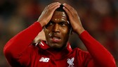 Daniel Sturridge bị phạt nặng.