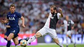 Gonzalo Higuain (phải, Juve) ghi bàn.