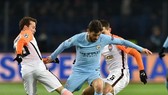 Bernardo Silva đi bóng qua hàng thủ Shakhtar Donetsk