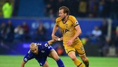 Yohan Benalouane (Leicester City) cố gsắng cản lối Harry Kane (Tottenham)