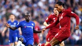 N'Golo Kante tranh bóng với Van Dijk
