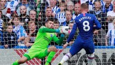 Thủ thành Ryan xiuất sắ cđỡ được pha dứt điểm của Ross Barkley