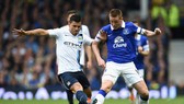 Sergio Aguero tranh bóng với hậu vệ Everton.