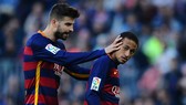 Gerard Pique và Neymar trong màu áo Barca.