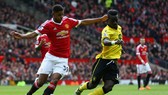 Marcus Rashford tranh bóng với hậu vệ Aston Villa
