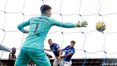Kepa bất lực trước quả đánh đầu quá gần của Richarlison