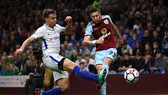 Cesar Azpilicueta (trái, Chelsea) tranh bóng với Stephen Ward (Burnley_