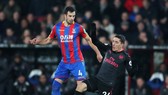 Hector Bellerin (phải, Arsenal) tranh bóng với Luka Milivojevic (Palace)