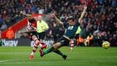 Danny Ings ghi bàn gỡ hóa cho chủ nhà.