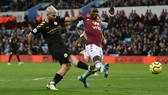 Sergiuo Aguero ghi bàn vào lưới Aston Villa ở Premier League