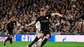 Kevin De Bruyne sút thắng quả phạt đền