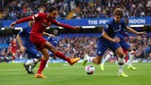 Alexandre-Arnold sút bóng trước Marcos Alonso