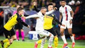 Neymar tung hoàng trước khung thành Dortmund