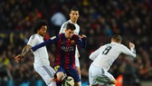 Marcelo (trái) nếm trải nhiều cay đắng khi đối đầu Messi