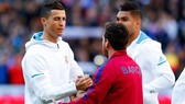 Cristiano Ronaldo và Lionel Messi trong cuộc đối đầu trên sân
